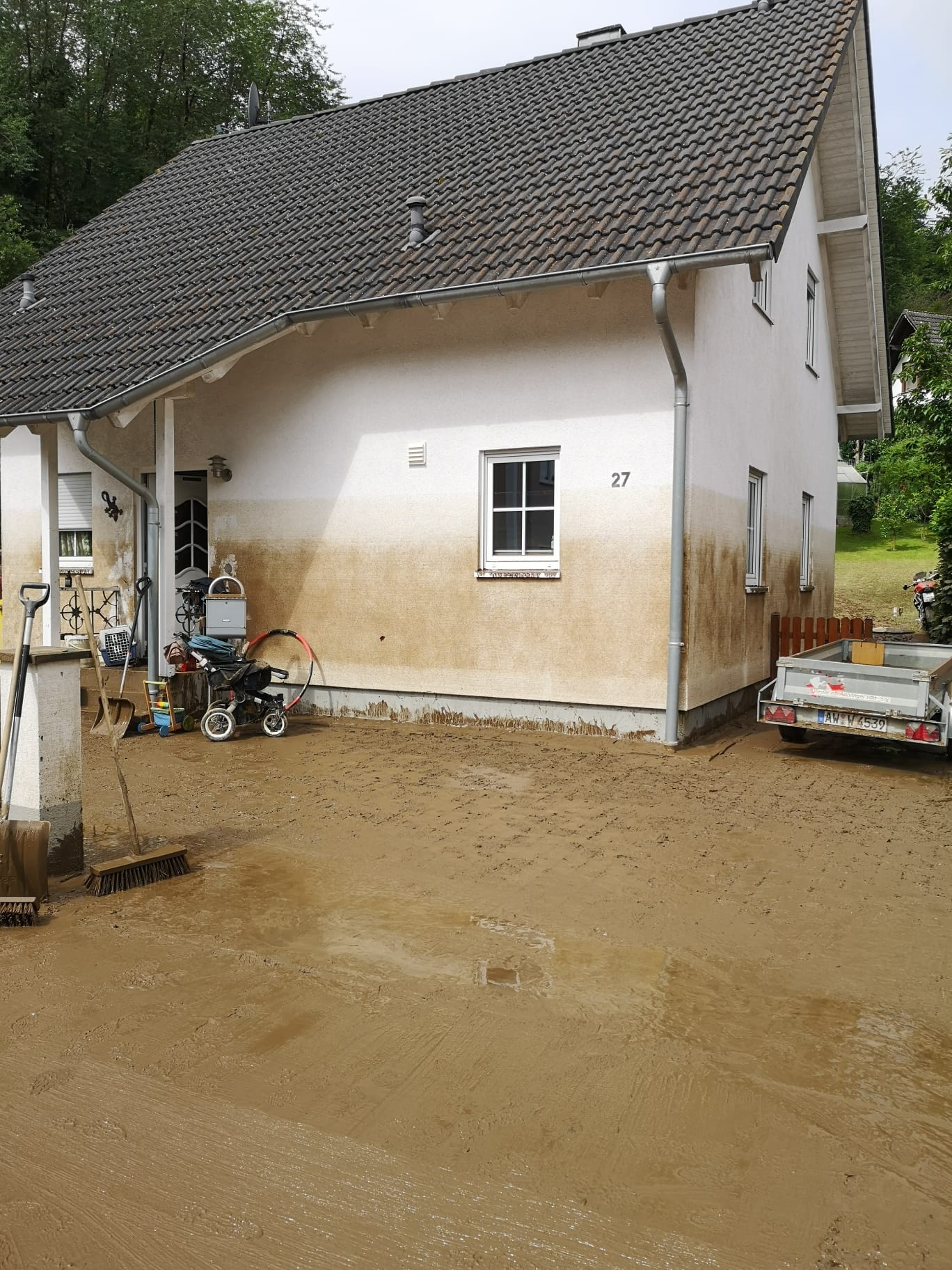 Haus mit Schlammspuren bis kurz unters Dach